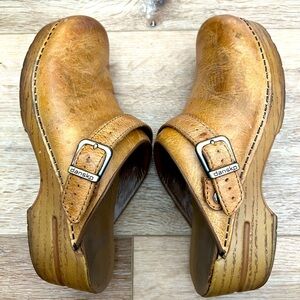 Dansko classic clogs size 38 in tan neutral color